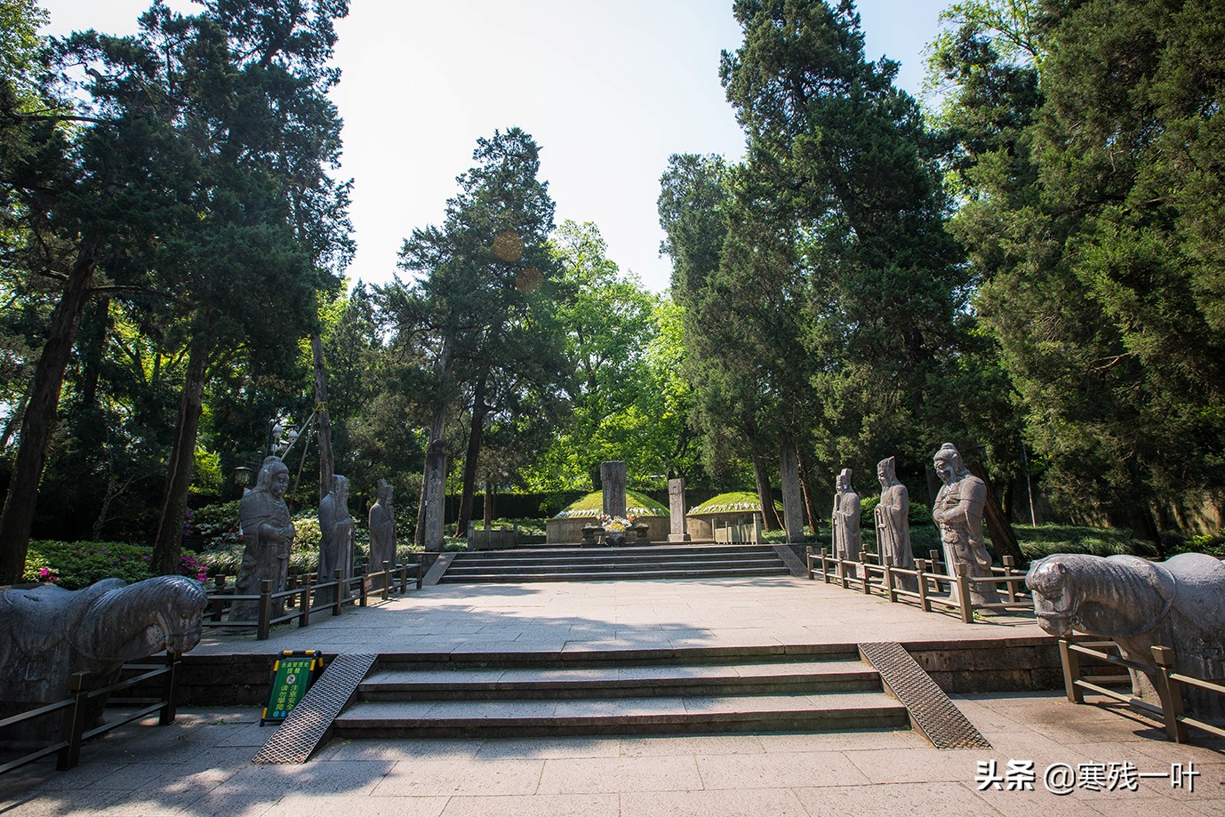 秦桧跪像(杭州岳庙秦桧像跪了800年，其后人要求拆除，网友炸锅景区表态了)