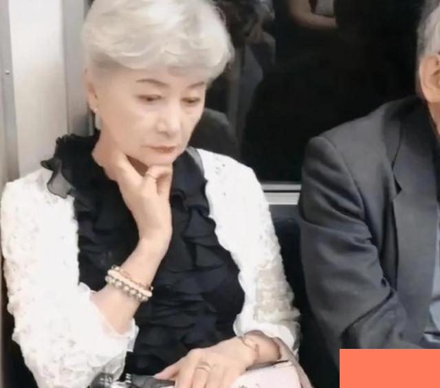 “公交车奶奶”走红，坐姿优雅妆容精致，网友
