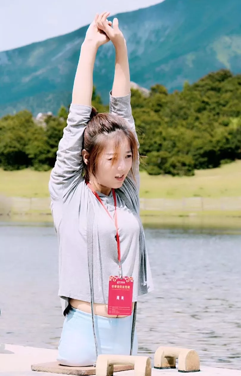 3岁车祸截肢，又遭父母遗弃，31岁的她靠直播逆