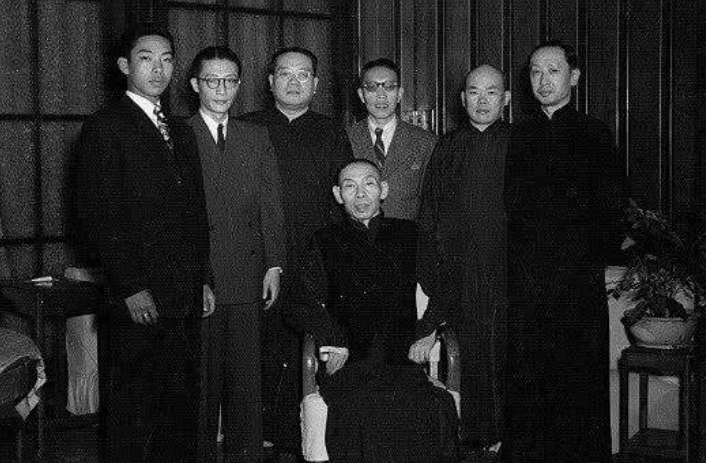 蒋介石不顾情面过河拆桥，杜月笙大呼："蒋介石，你把我当夜壶！"