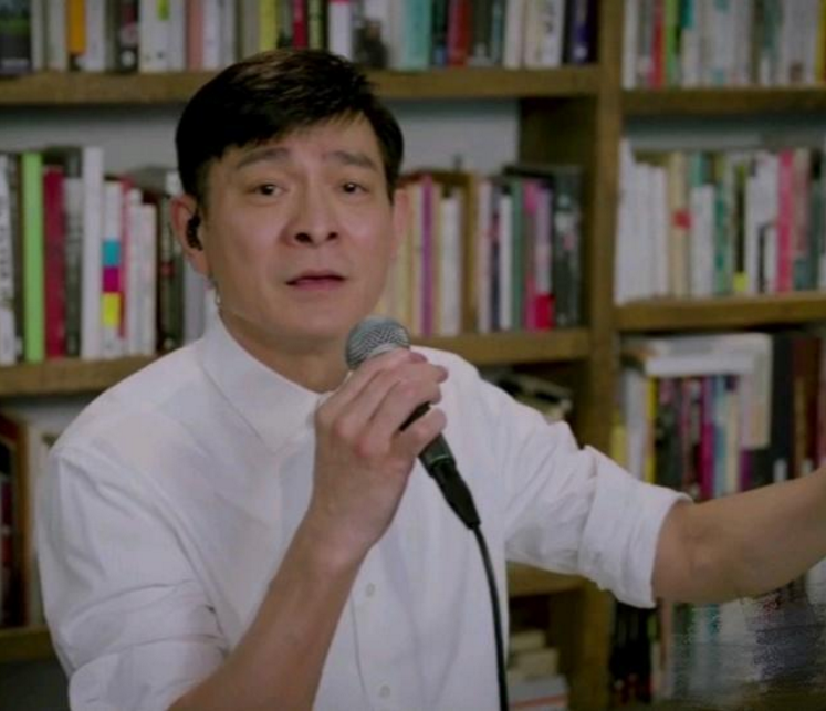 59岁刘德华现身容貌大变，脸塌成国字脸，网友：天王也到花甲之年