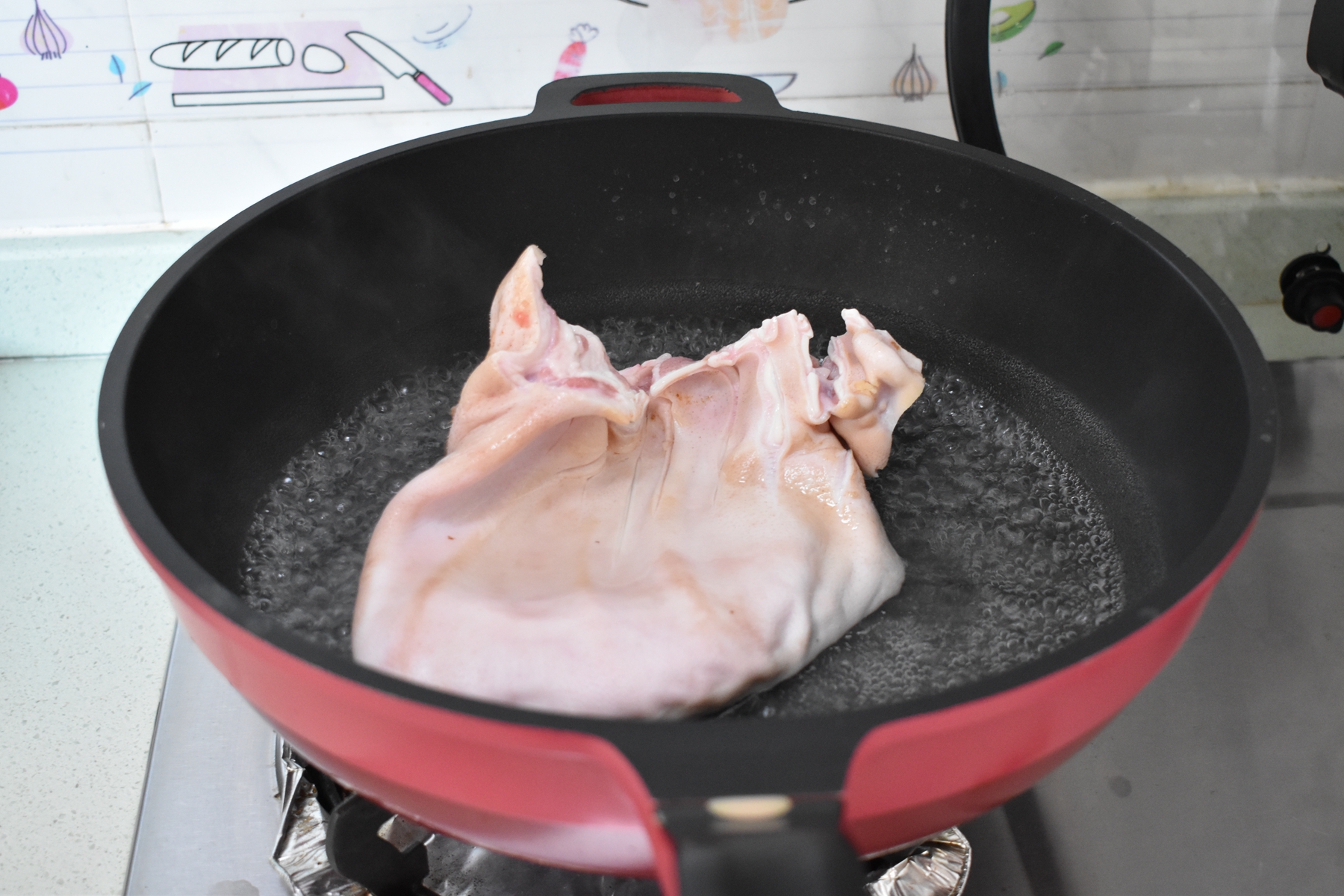 猪身上这肉柔韧又脆富含胶质，先卤后炒味道鲜香，美容下酒棒极了