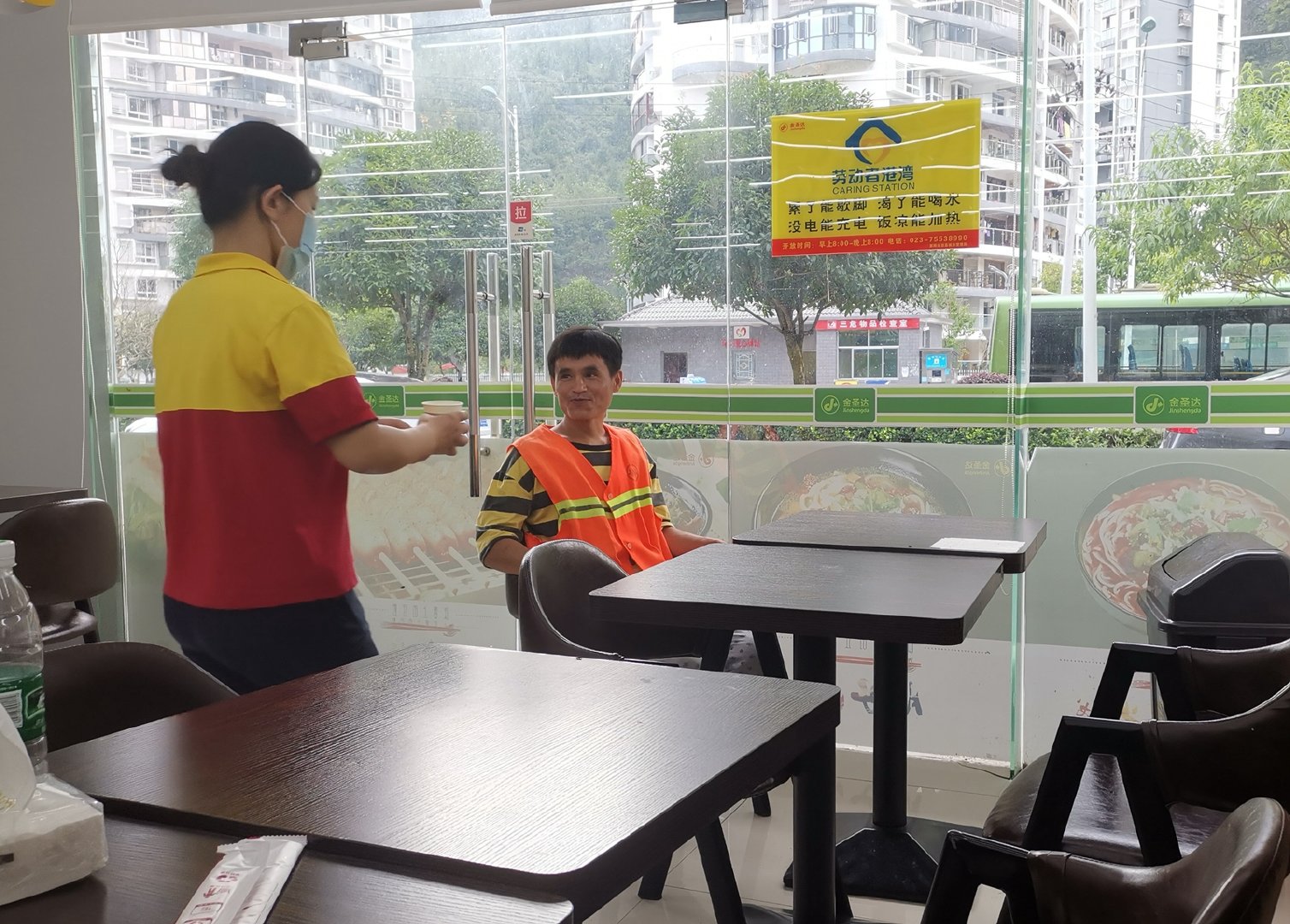 重庆新增劳动者港湾：户外工作者专属，可吃饭喝水甚至淋浴