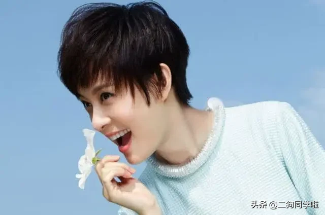 原以为孙俪只适合短发，看到她长发造型时，邓