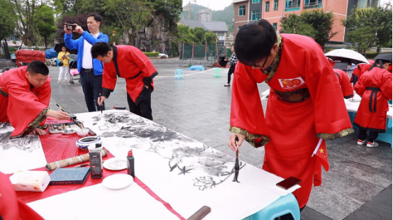贵州长顺：“丹青长顺·诗翰合璧”——把对祖国的“爱”画出来