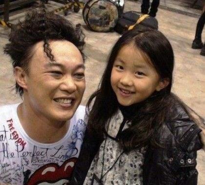 劉嘉玲曬生日照，陳奕迅女兒陳康堤現身，穿露肩裝亭亭玉立氣質佳