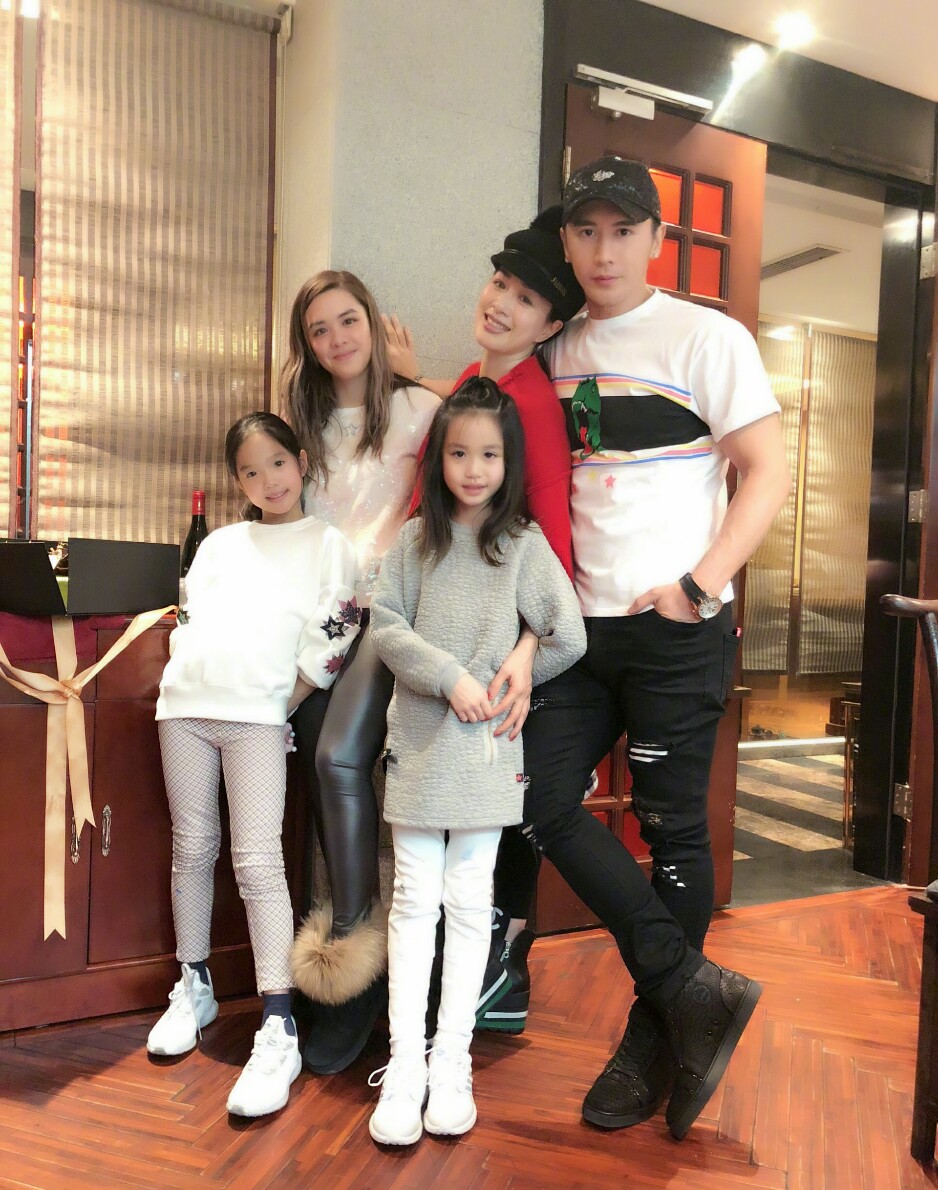 钟丽缇晒母女写真，俩女儿颜值高气场足，妈妈小腹平平仍未能怀孕