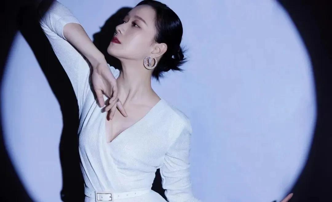 Ni Hongjie is still so beautiful at 43 years old - iNEWS
