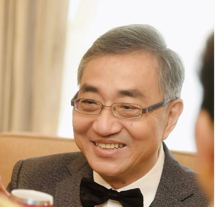 甄子丹岳父患癌去世，家人陪伴下平静离开，汪诗诗深情告白亡父