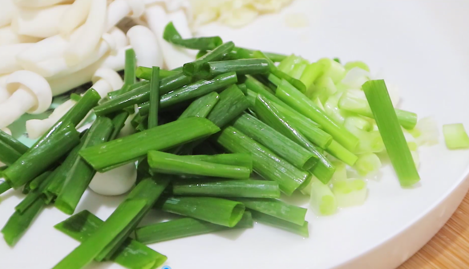 最近很火的腐竹新做法，腐竹里打入2個雞蛋，出鍋一刻饞壞全家人