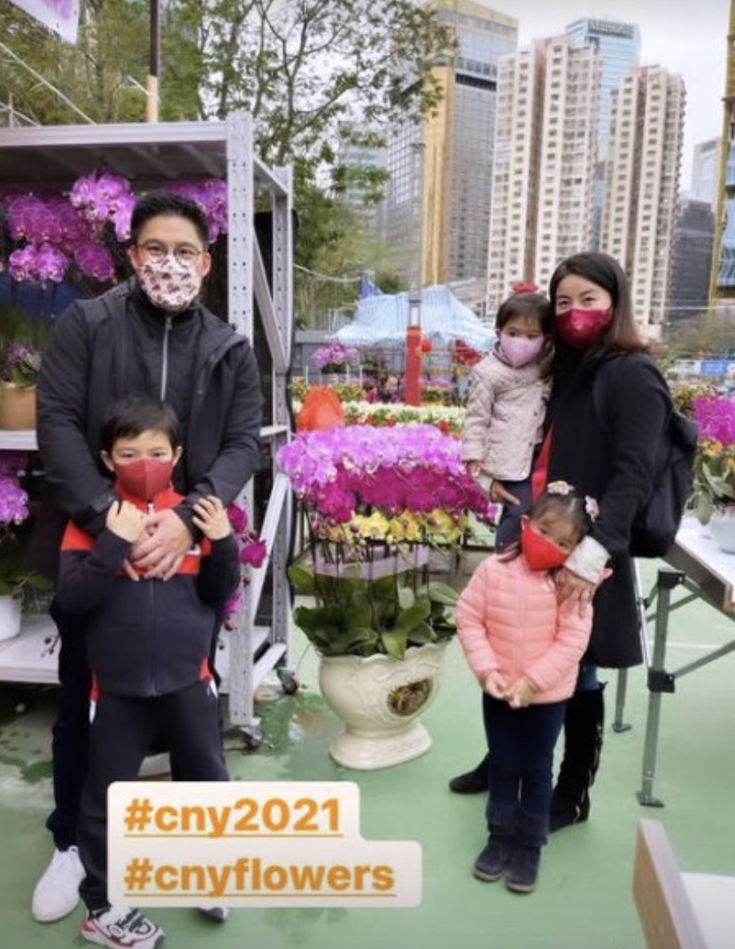 霍啟剛陪兒子外出騎行，學習健身兩把抓，力當稱職好爸爸