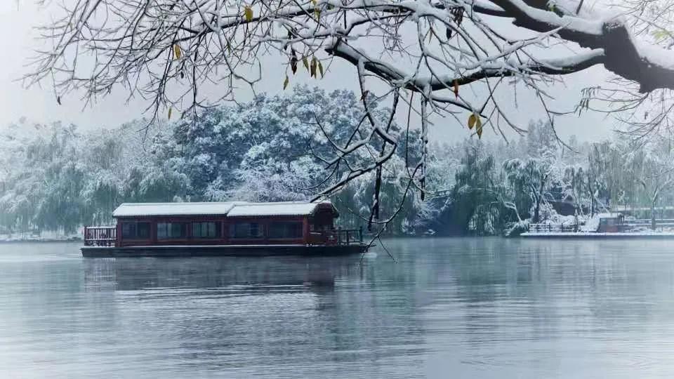 Snow fell, such scene that pat snow that but too beautiful