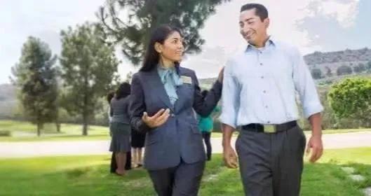 美国新冠死亡人数破50万！大悲剧成就了这个殡葬业巨头