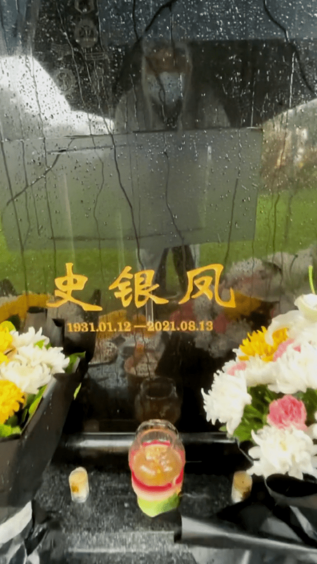 王为念妈妈去世头七，冒雨去墓地祭拜，后悔错过和母亲视频