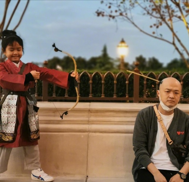 包贝尔实力宠娃，教女儿射箭自己成靶子，包文婧看了要心疼