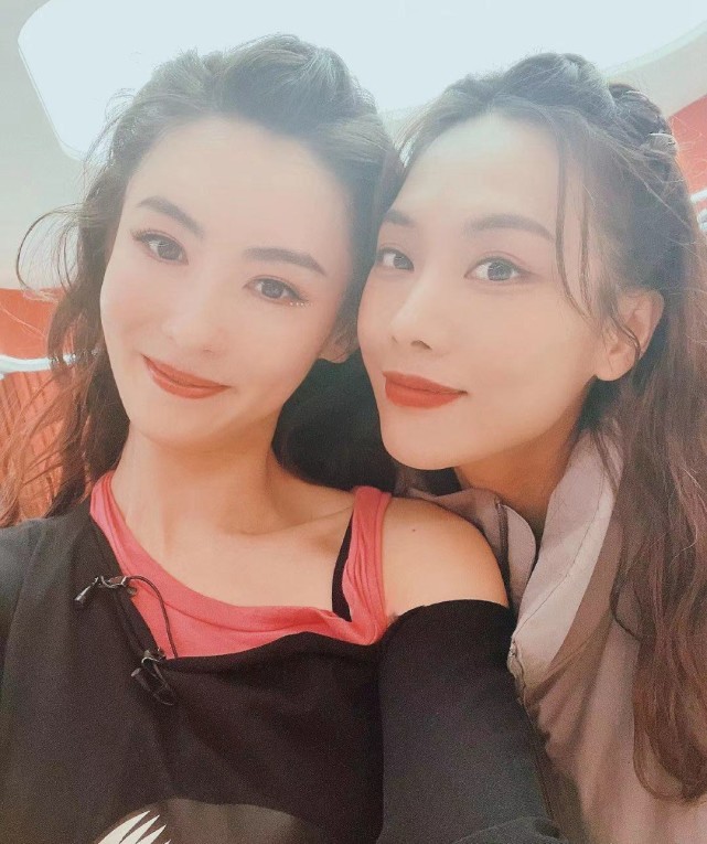 張柏芝逛超市被路人認出，穿極其寬鬆的外套都無法掩飾隆起的腹部