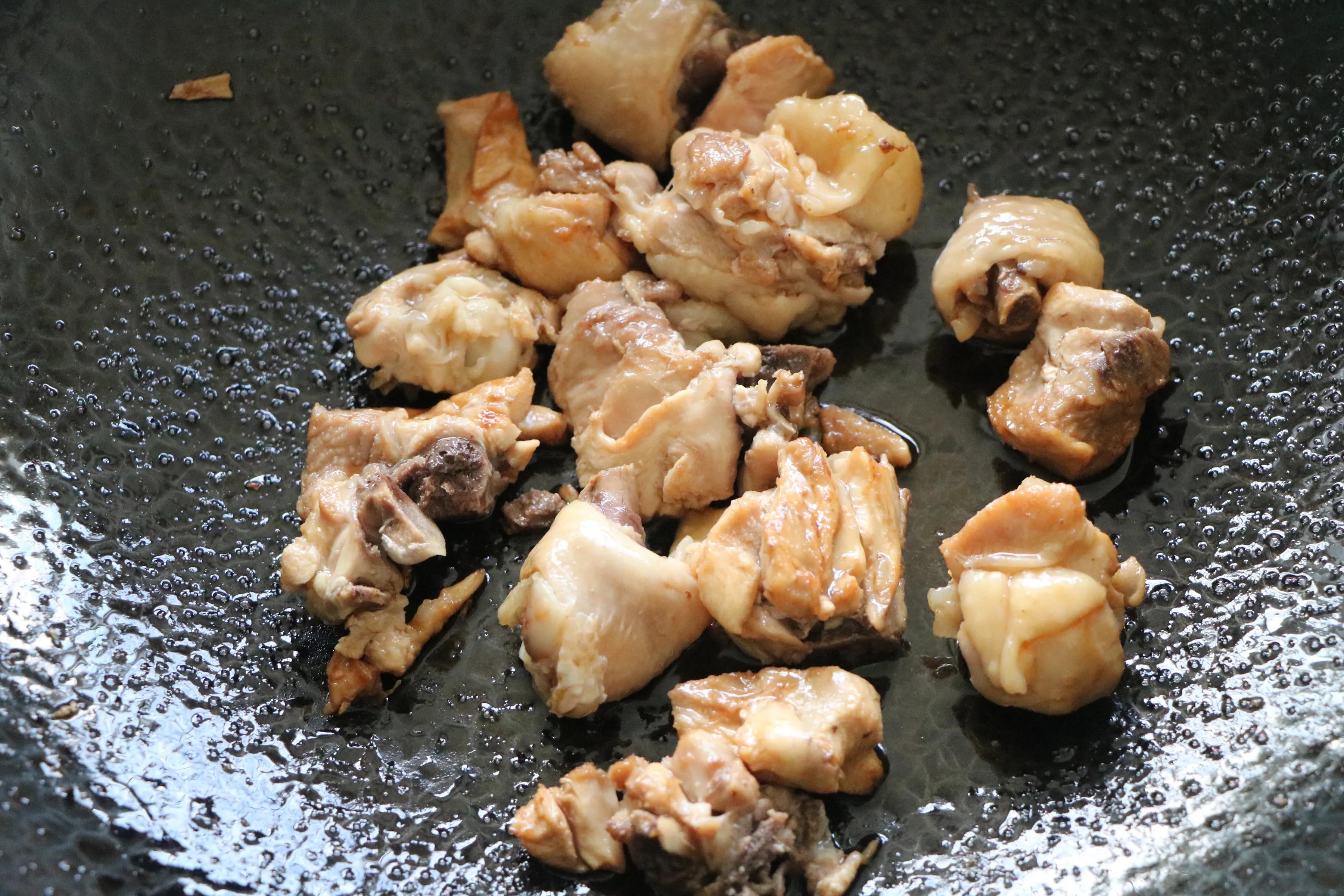 鸡腿肉炖胡萝卜蘑菇，秋季可以常吃的家常菜，营养丰富，食材简单