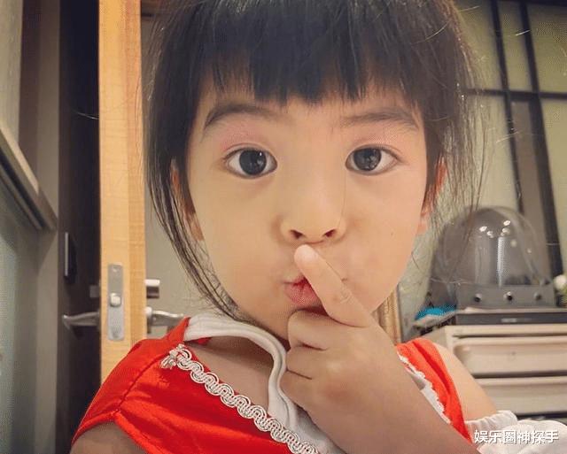 贾静雯的三个女儿，老大眼线上扬成熟不少，咘咘、波妞长大很多