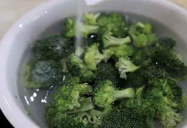 圖片[1]-番茄西藍花餅的做法 提高腦力又營養(yǎng)孩子一口氣吃了一大盤-起舞食譜網(wǎng)