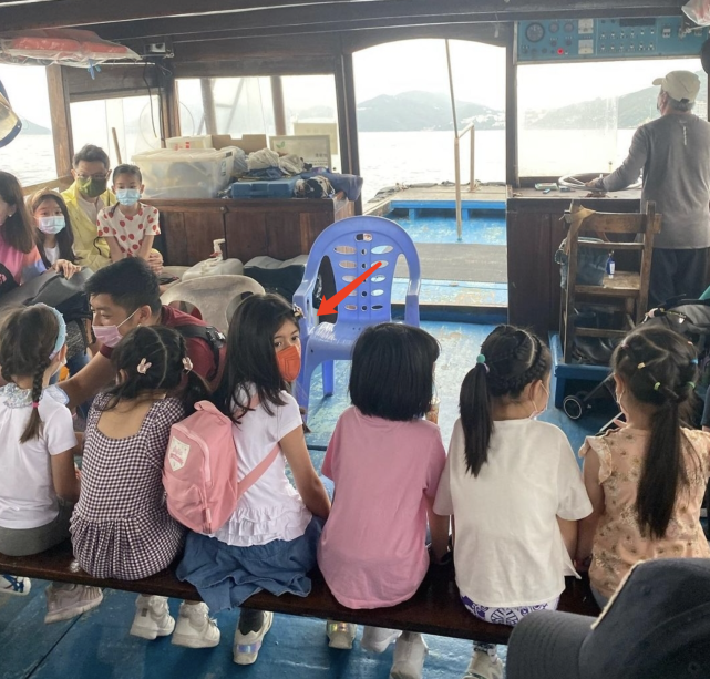 梁咏琪女儿幼儿园毕业，和同学郊游身高优越，弹唱妈妈的歌超治愈