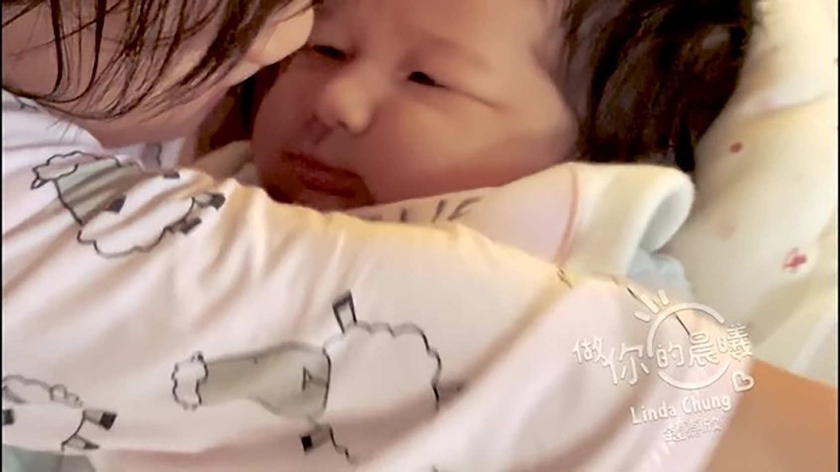 鍾嘉欣拍母親節MV，父母老公子女出鏡，三代同堂牽手散步溫馨感人