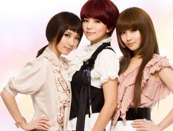 Ella曬全家福為兒子慶生，4歲勁寶外貌帥氣像爸爸，萌態十足