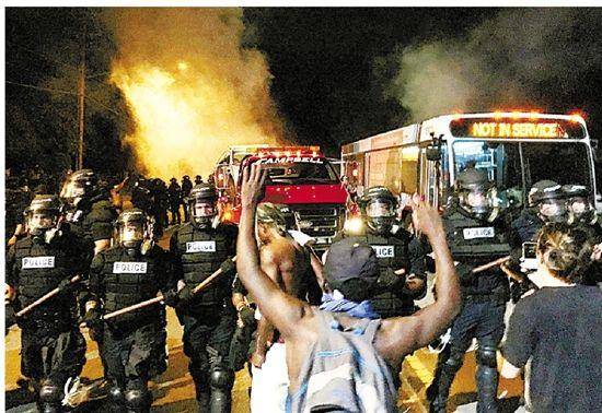 33城集体暴动，疫情带来经济衰退，种族问题成压