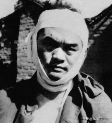 他是川军著名的悍将，因不愿打新四军被撤职，