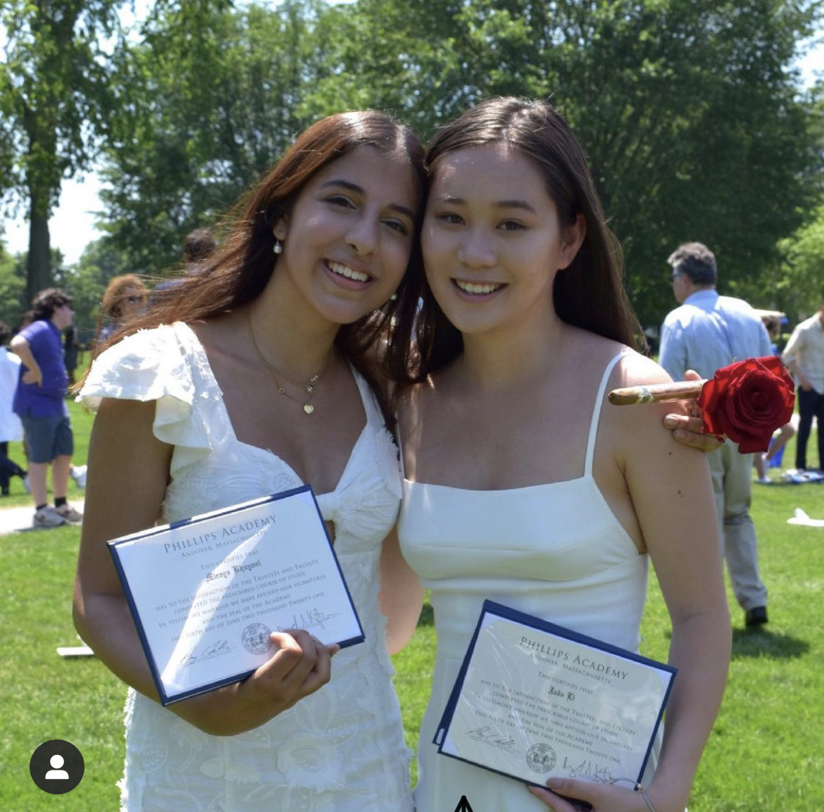 李连杰小女儿盛装出席高中毕业礼，穿白色礼服显清纯，难掩好身材