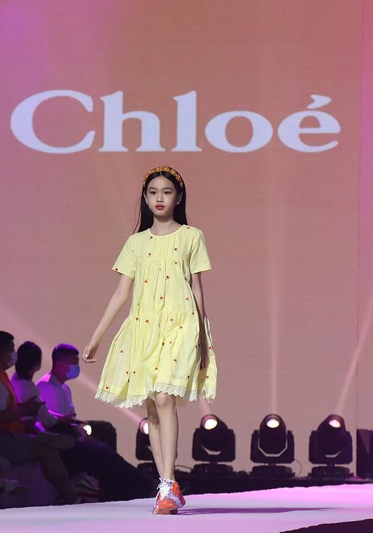 鐘麗緹13歲次女長開，與甜馨撞造型變女王，考拉“嫦娥”造型美翻