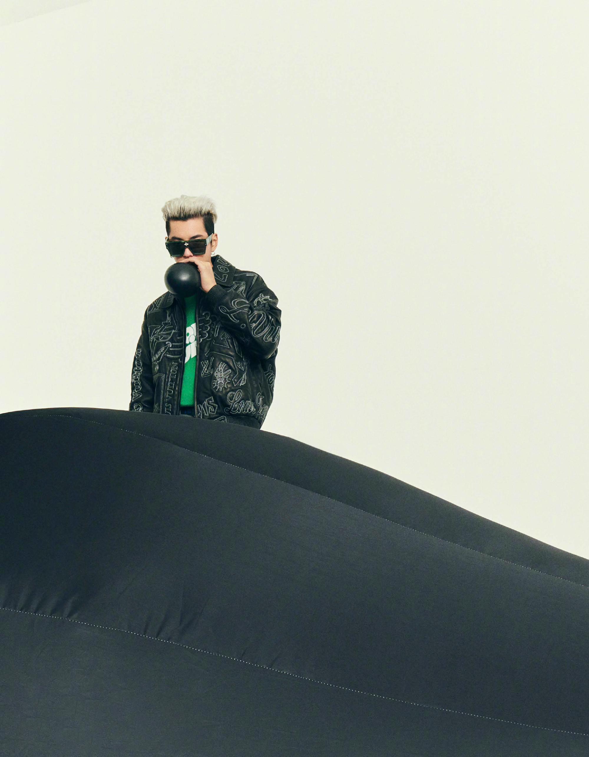 都美竹曝光更多吴亦凡毁三观事件，大量品牌解约，恐要吃牢饭？