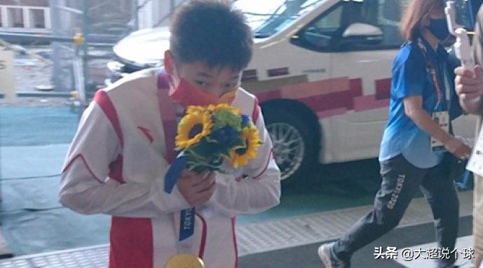 可爱！给粉丝签名只会一笔一划写，全红婵：红得太突然，还没练过