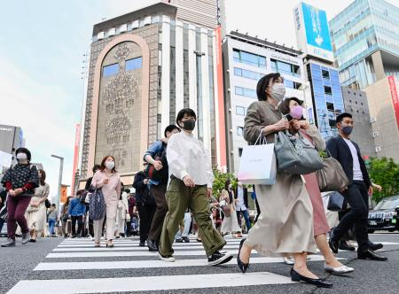 顶尖大学才女失业，沦落色情业陪酒！日本年轻人已经内卷成这样了