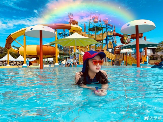 吳尊帶兒女玩水，Neinei穿泳裝展長腿，max秀高難度倒立