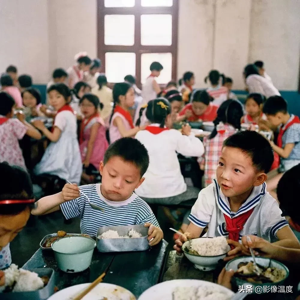 80年代30张怀旧老照片：只看到简单饱满的幸福！