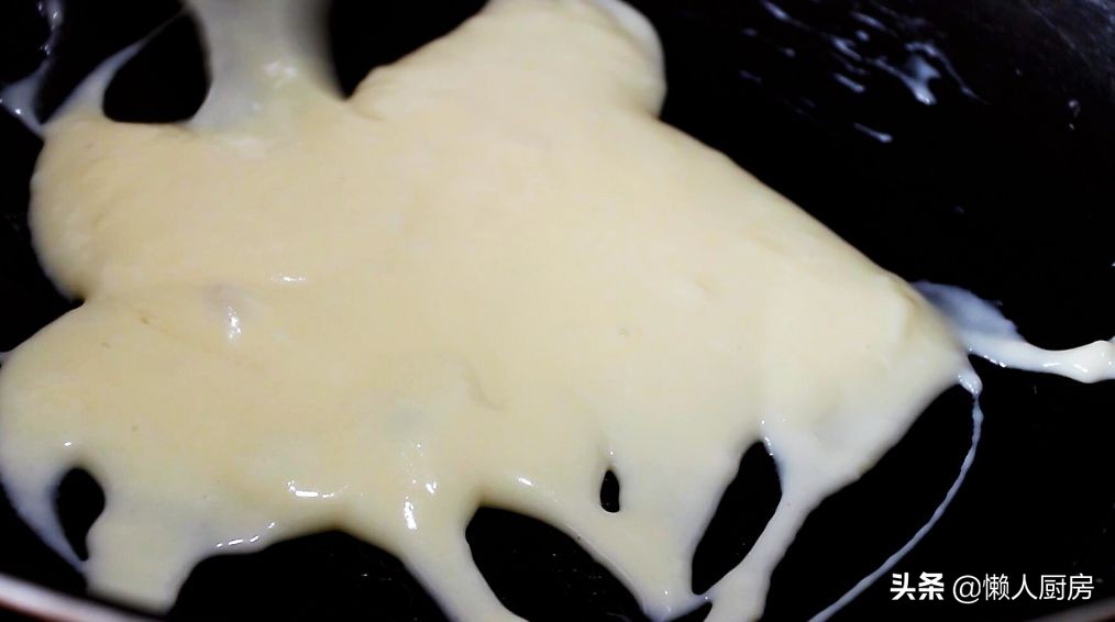 Don’t just make sandwiches for toast. Add milk and 2 eggs to make it more delicious.