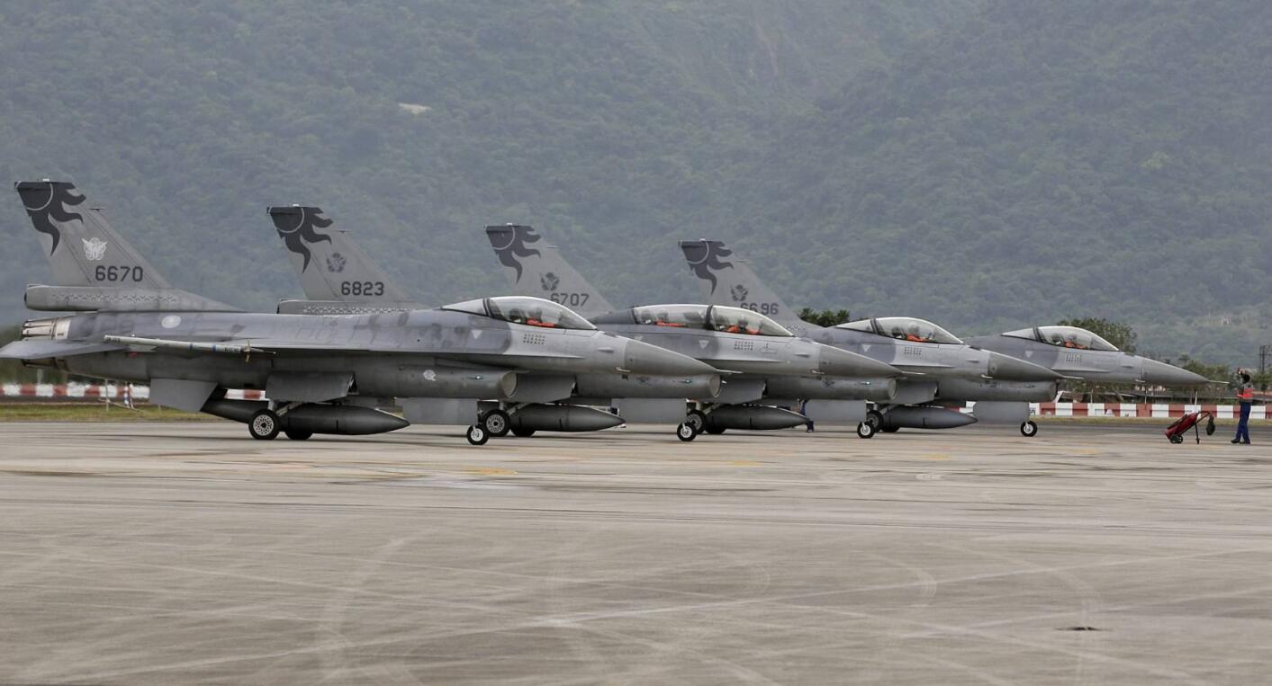 解放军大机群对海突击演练，战轰机轰炸岛礁，台媒直呼：针对台湾