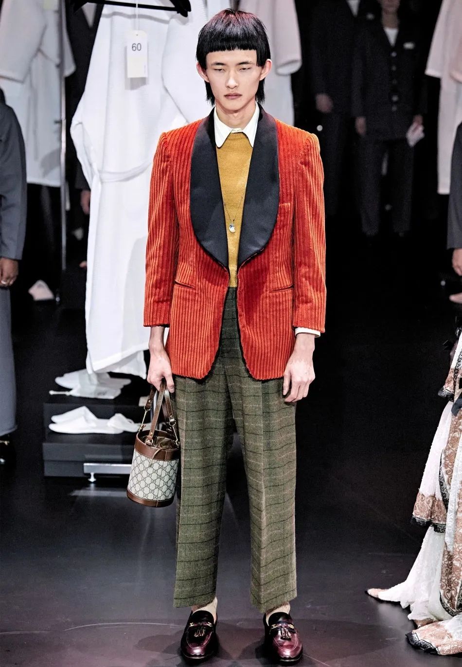 別低估了燈芯絨火的程度，明星超模都搶先上身了