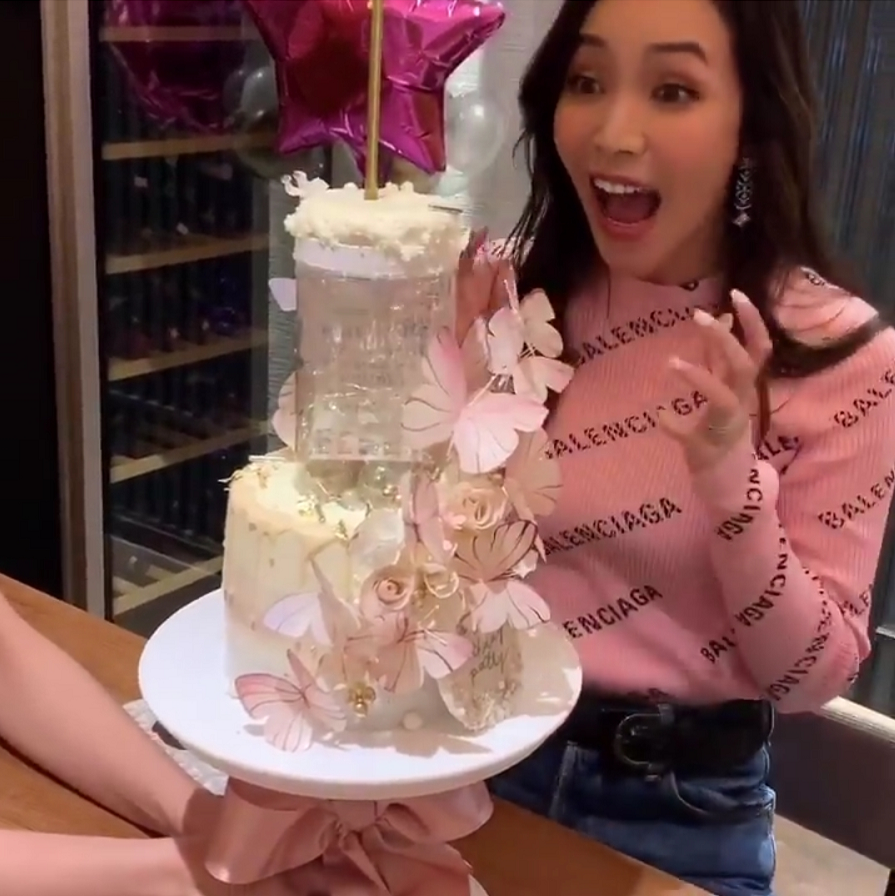 侯佩岑生日曬照，大s攜小s驚喜現身，剪齊劉海紮馬尾少女感十足