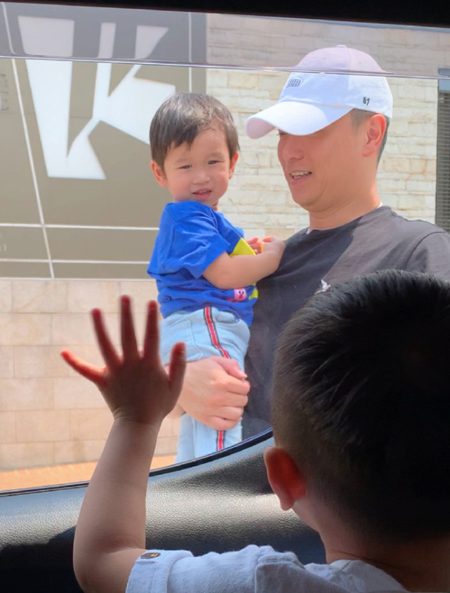 胡杏儿老公晒仨儿子时隔三个月团聚，奕霆奕霖争相亲吻弟弟超有爱