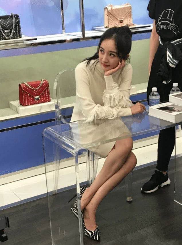 有种“机智”叫杨幂坐姿，出席活动穿错鞋子，救场姿势堪称教科书