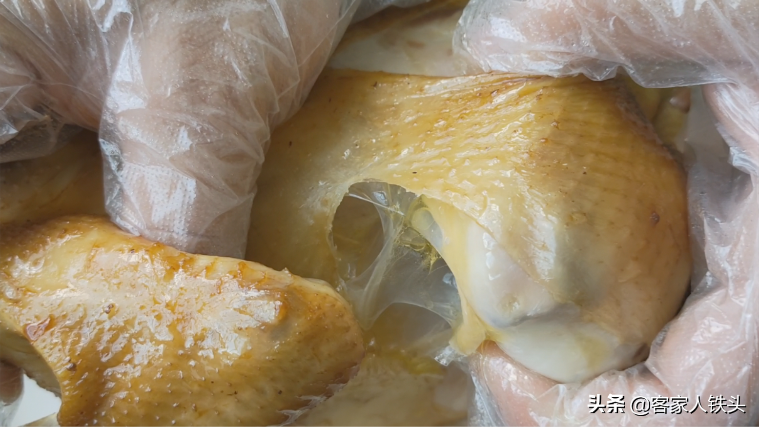 客家人吃鸡真有一套，一整只放电饭锅里，皮香肉滑，好吃到不想停