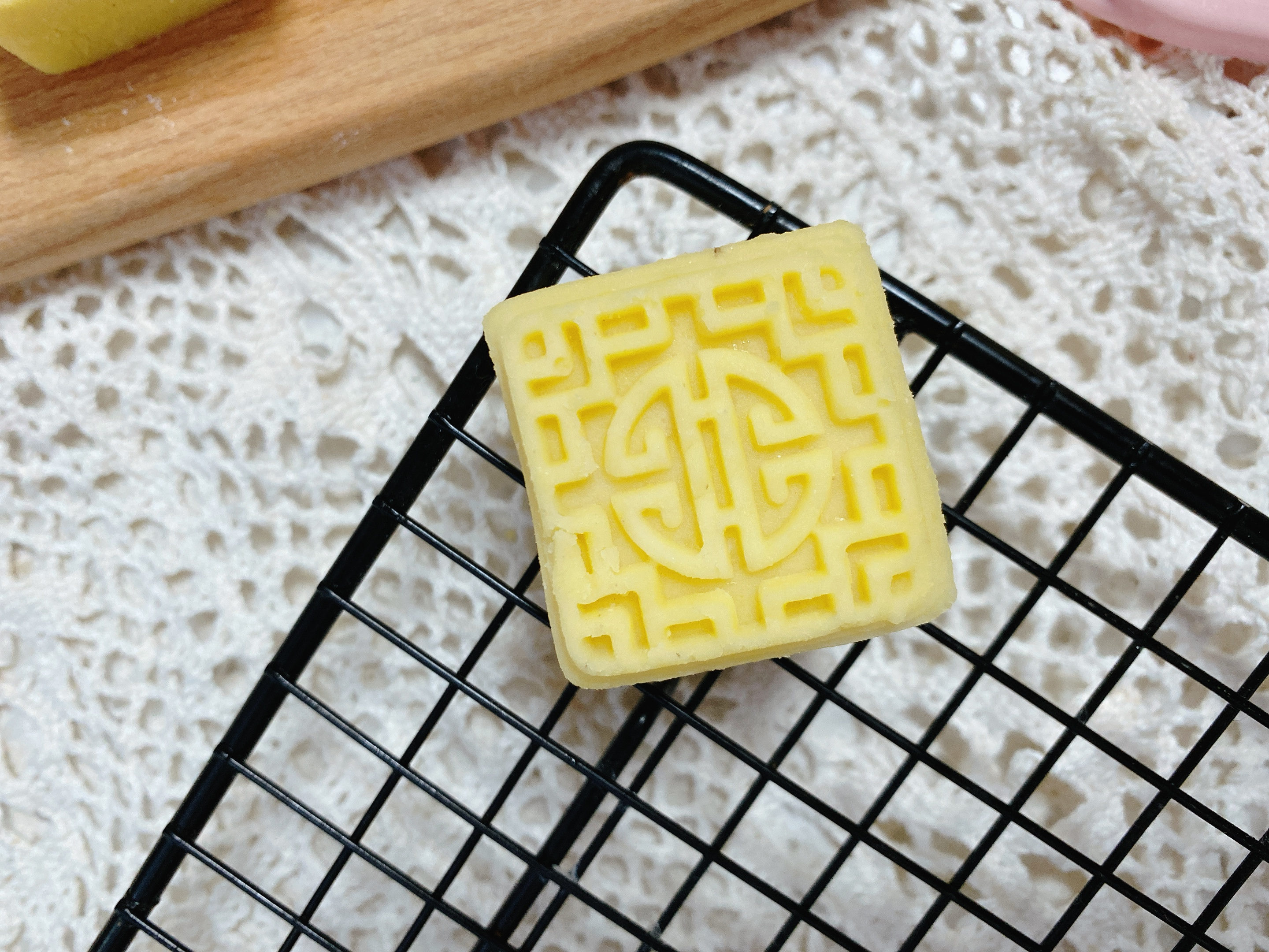 天熱了試試做綠豆糕，具體比例和方法在這裡，清熱解暑，入口即化