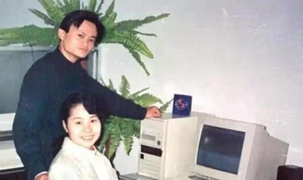 从万人敬仰的马爸爸，到一夜间跌落神坛，马云