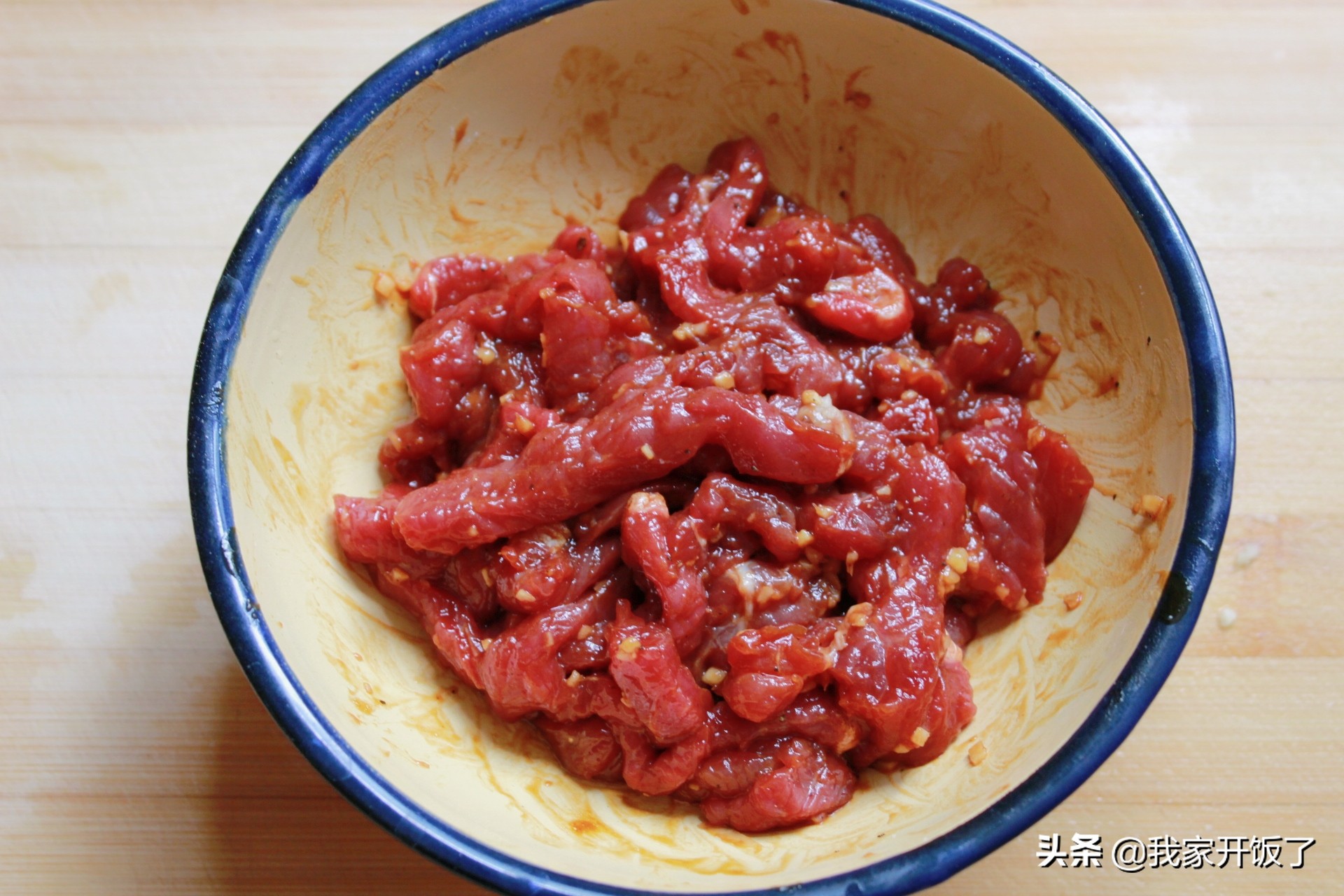 Stir-fried Beef Tenderloin with Hang Pepper. Learn to cook it. The beef tenderloin is tender and tasty without getting old. The skills are all here