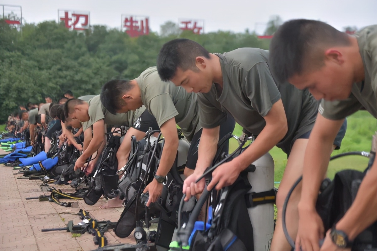 第71集團軍“海鯊”特戰(zhàn)旅：深海蛙人，霸氣水下突擊！