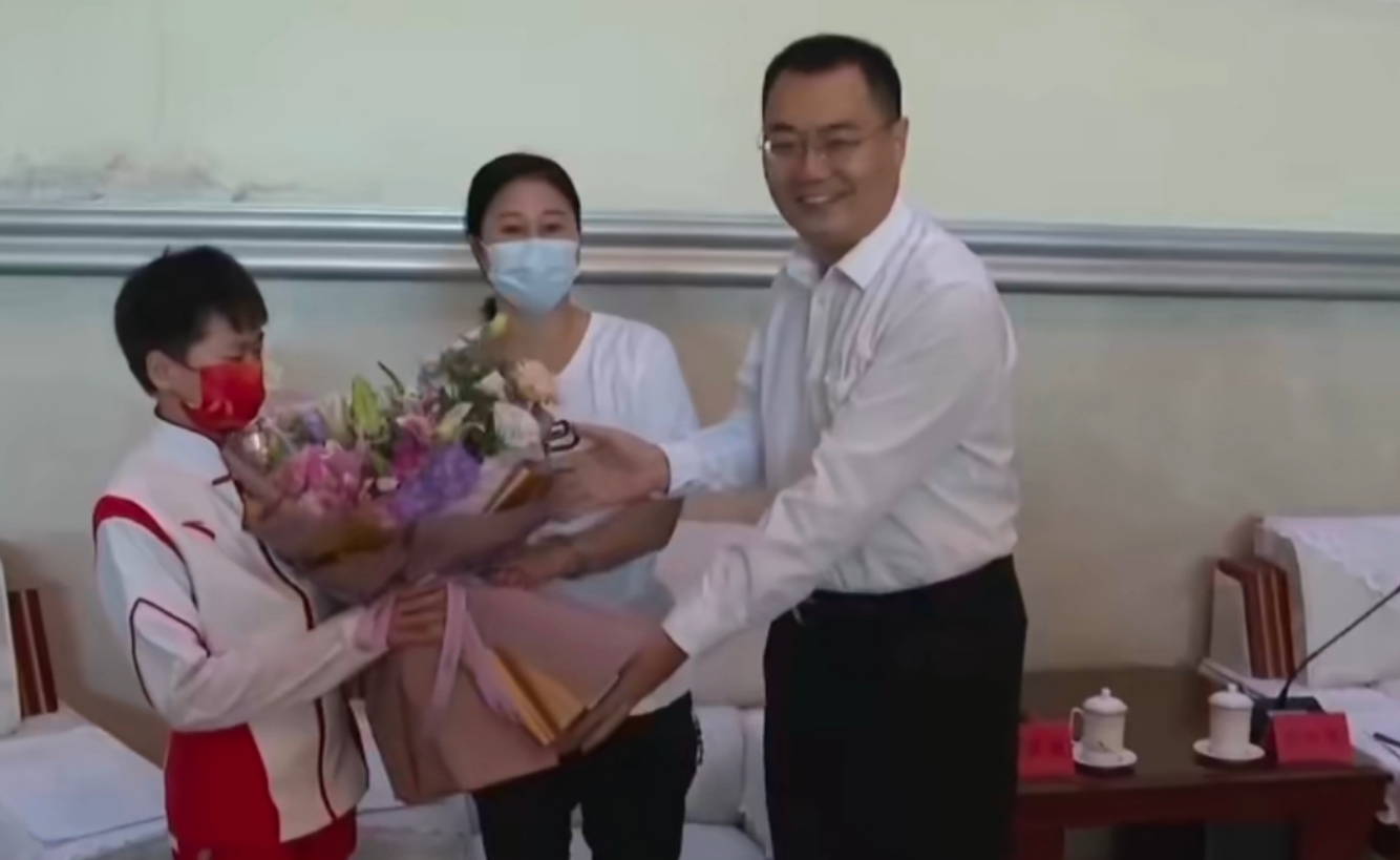 时隔8天终于现身！全红婵被湛江市领导接见，发言高水平合影站C位