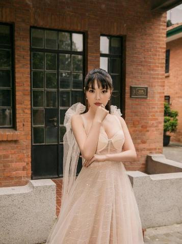 有种撩人叫徐冬冬, 大胆挑战“香槟液体”礼服