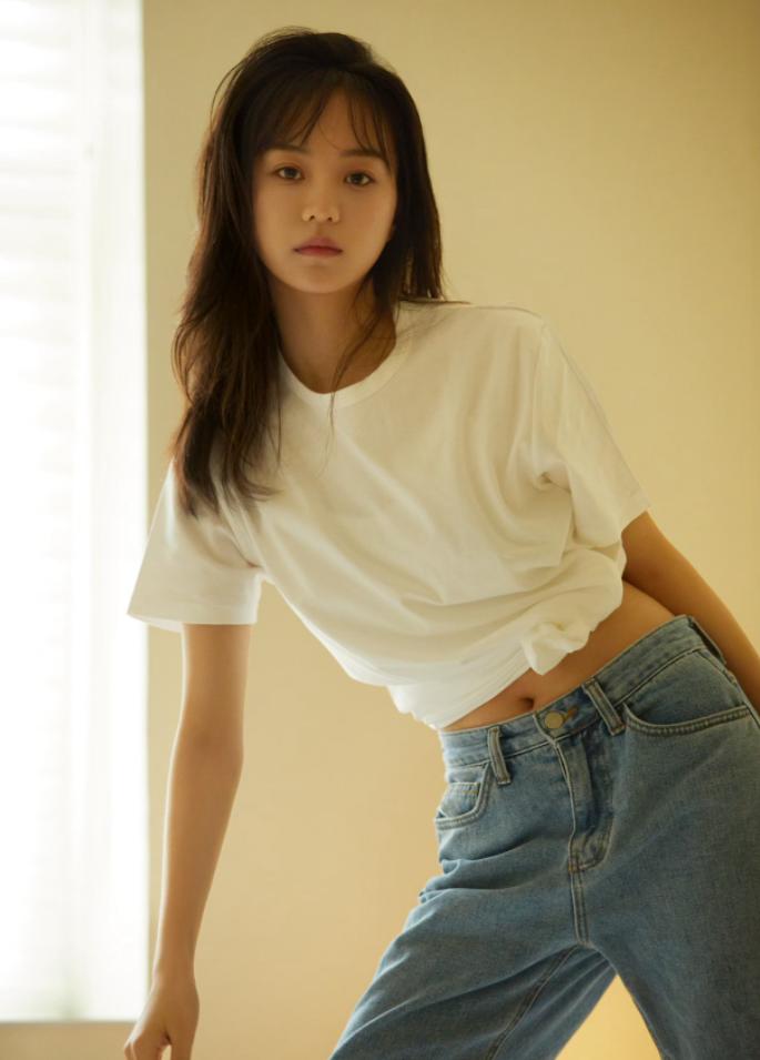 Hu Yixuan posted 18 gage portrait photos, wearing a high waist T shirt