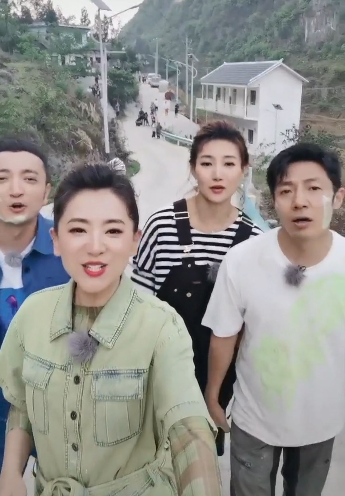 撒贝宁李梓萌等人齐聚一堂，倪萍脸又消瘦了一圈，还被挤到边上？